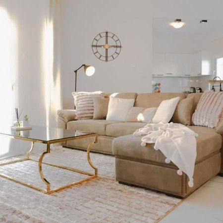 H&O Boulevard Breeze Apartment! Paphos ภายนอก รูปภาพ