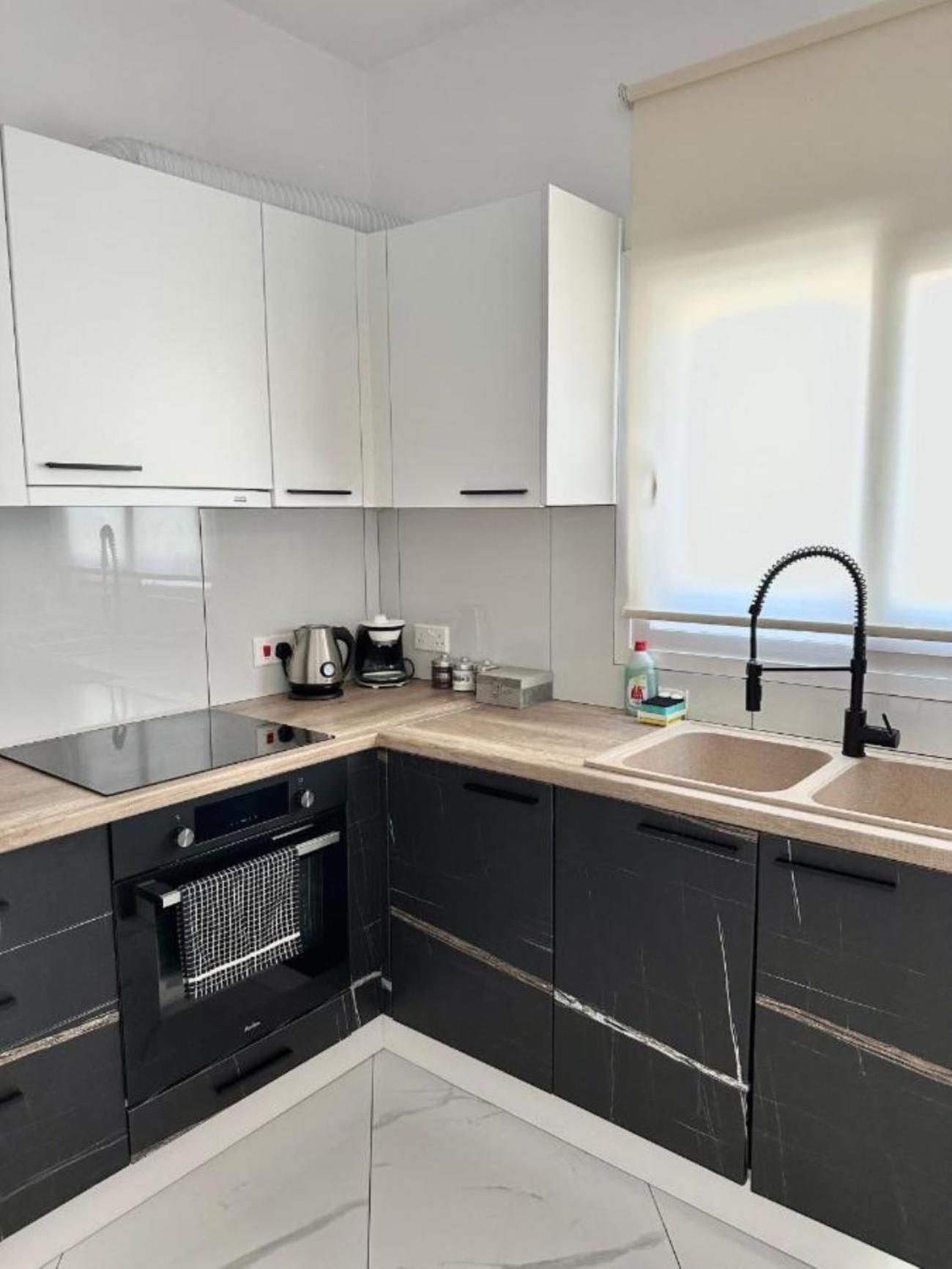 H&O Boulevard Breeze Apartment! Paphos ภายนอก รูปภาพ