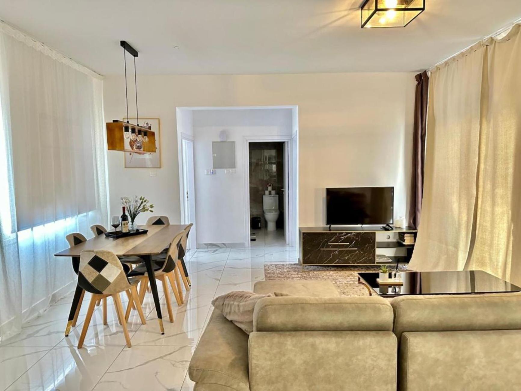 H&O Boulevard Breeze Apartment! Paphos ภายนอก รูปภาพ