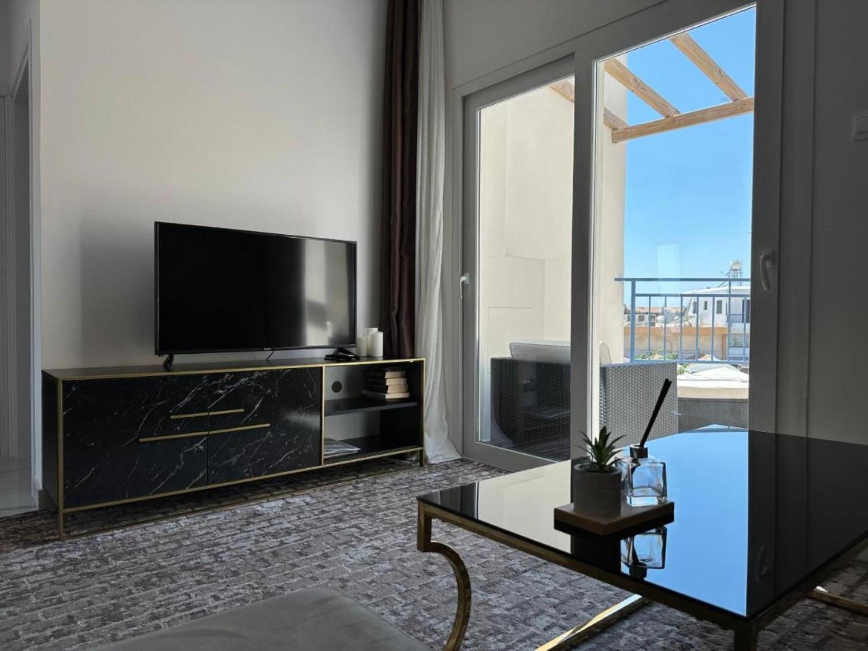H&O Boulevard Breeze Apartment! Paphos ภายนอก รูปภาพ