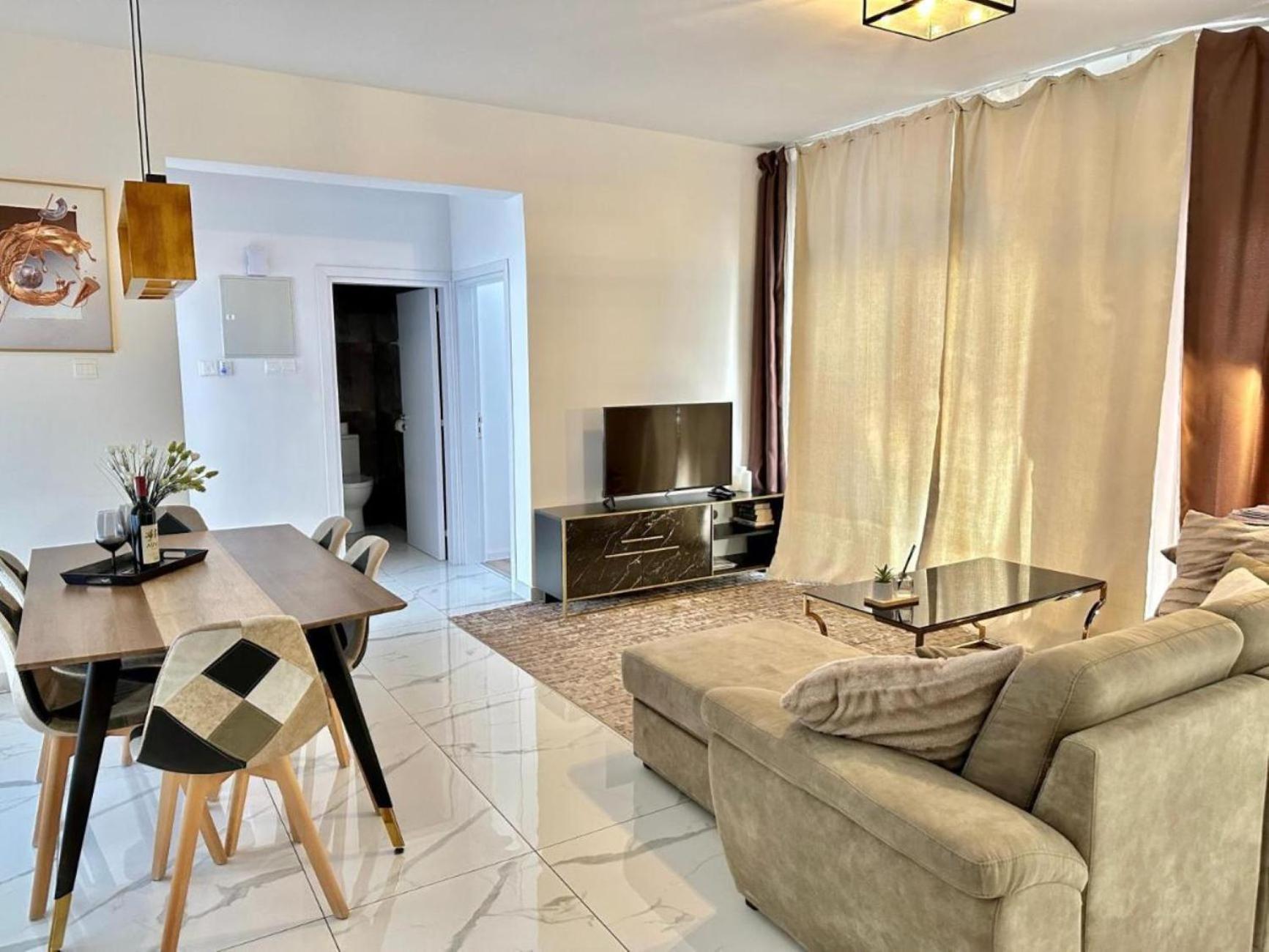 H&O Boulevard Breeze Apartment! Paphos ภายนอก รูปภาพ