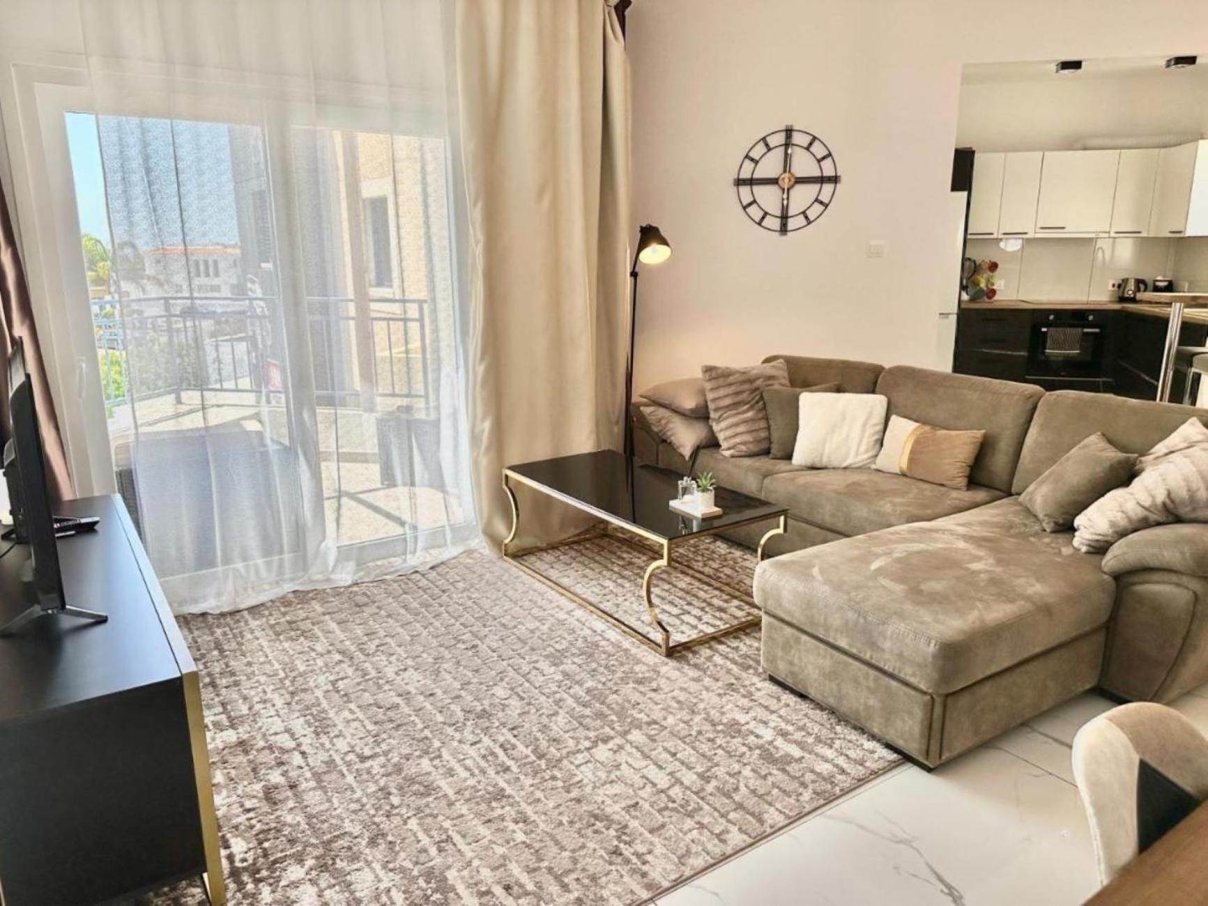 H&O Boulevard Breeze Apartment! Paphos ภายนอก รูปภาพ